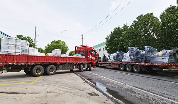 右車12臺熔噴線產線高壓離心風機，左車11臺烘箱產線高溫插入式離心風機